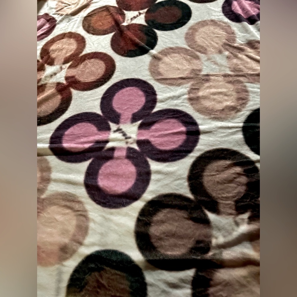 NEW FLOWER MONOGRAM FLEECE BLANKET - Picture 6 of 6